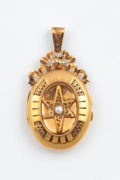 Oval, hinged souvenir medallion in yellow...