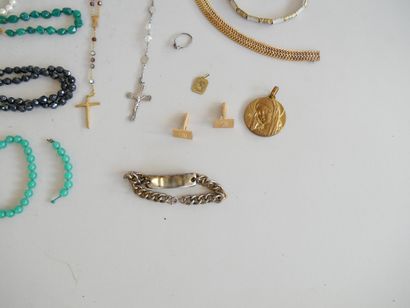 Set of costume jewelry: necklaces, rosaries,...