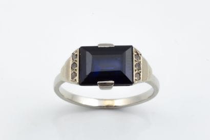 Small white gold ring (750) set with a blue...