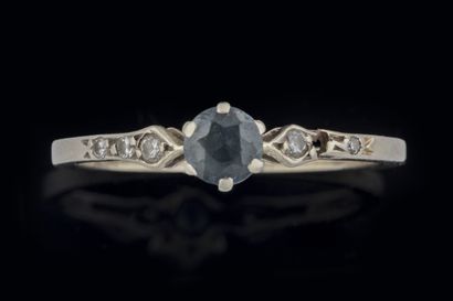 Bague solitaire en or gris (750 millièmes)...