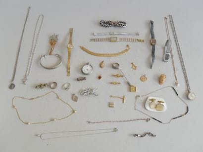 Batch of costume jewelry