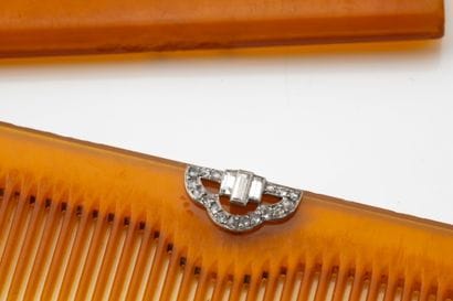 Travel comb with a case made of Bakelite...