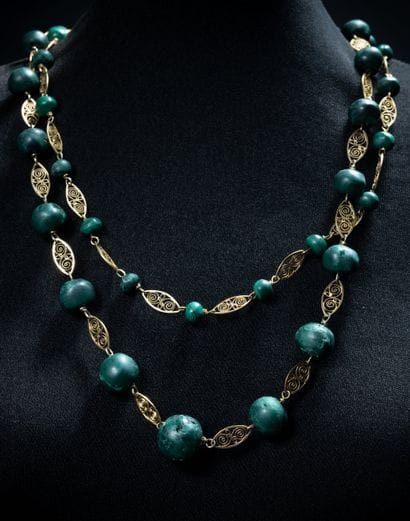 Long necklace with a filigree chain in yellow...