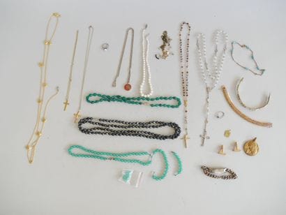 Set of costume jewelry: necklaces, rosaries,...