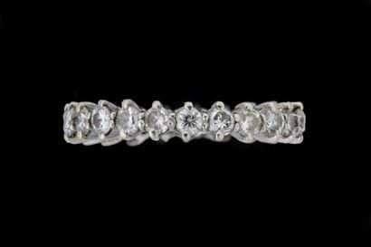 Alliance de 23 diamants de différente taille...