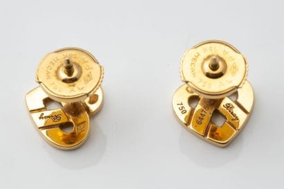 POIRAY. Paire de boucles coeur entrelacé...
