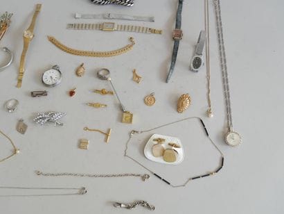 Batch of costume jewelry