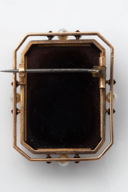 Broche rectangulaire centrée d’une agate...