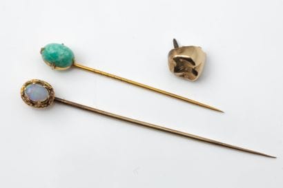 Set includes: 
- A yellow gold pin (585/1000...