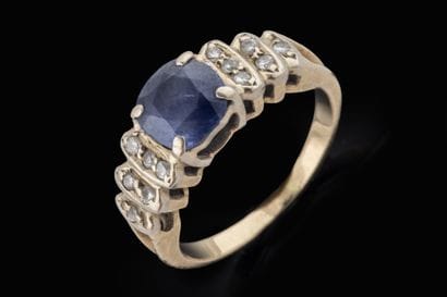 Small ring centered on a sapphire with 6...