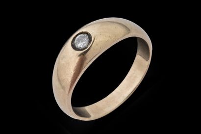 Bague jonc ornée d’un diamant de taille brillant...