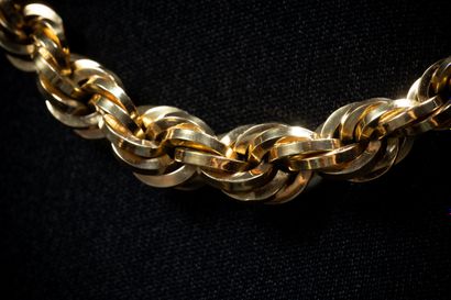 Stately twisted-link necklace in yellow gold...