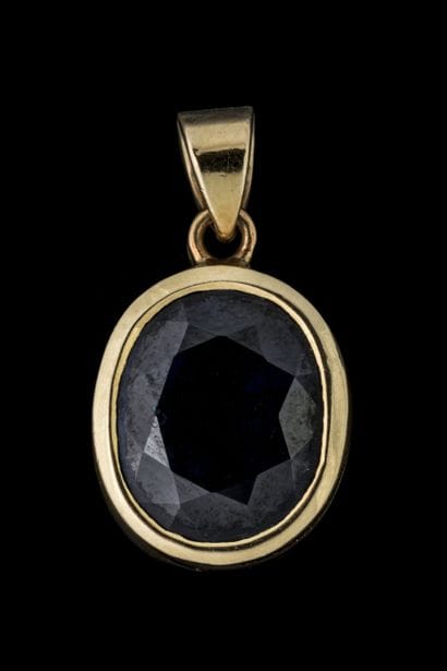 Pendentif orné d’une saphir foncé de taille...