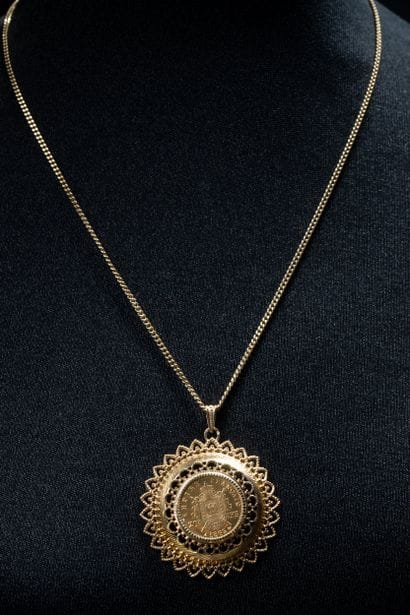 Deux bijoux en or jaune (750 millièmes) 
-...
