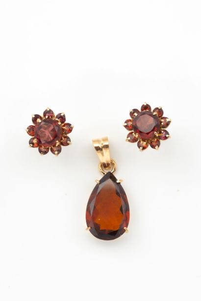 Flower earrings and pendant set in yellow...