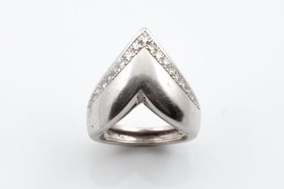 V-shaped or archer-style ring in white gold...
