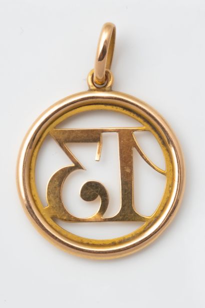 Pendentif médaille « 13 » bordé d’un cercle...