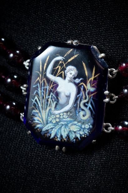 Necklace with 3 rows of garnet beads approximately...