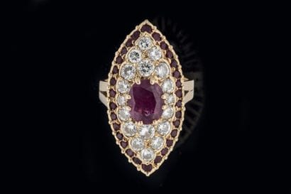 Longue bague marquise à double entourage...