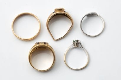 Set of 5 damaged rings with chips, in white...