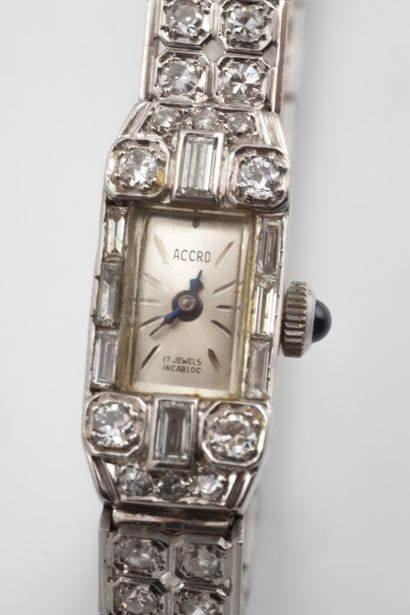 ACCRO. Montre de dame en platine (850 millièmes)...