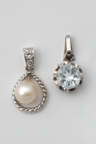 Deux pendentifs en or gris (750 millièmes)....
