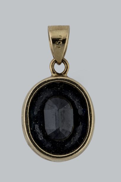 Pendentif orné d’une saphir foncé de taille...