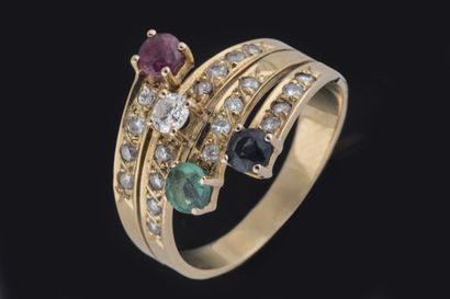 Bague centrée des quatre pierres précieuses...