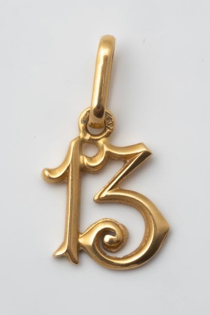 Petit pendentif « 13 » en or jaune (750 millièmes)....