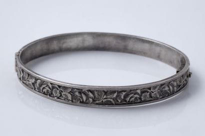 Bracelet jonc ouvrant à décor de roses en...