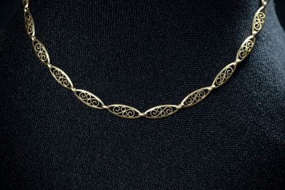 Piece of filigree chain in yellow gold (750...