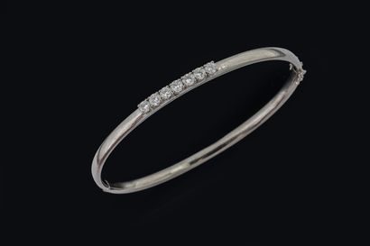 Bracelet jonc ouvrant en or gris (750 millièmes)...