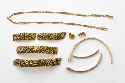 Lot of damaged jewelry: 
- 2 broken bangle...