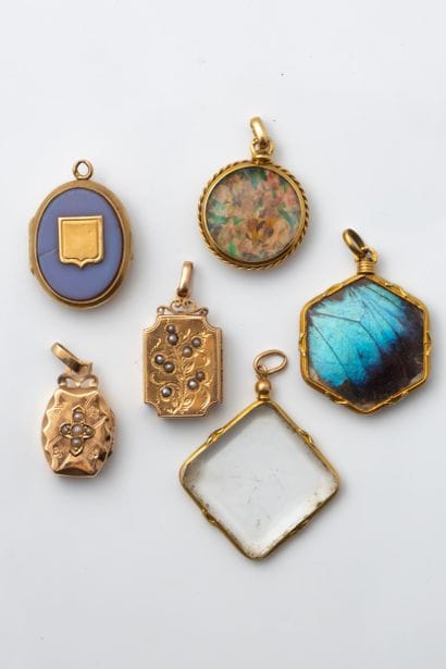 6 pendentifs souvenirs avec verre intérieur....