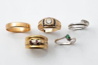 Set of 5 damaged rings with chips, in white...