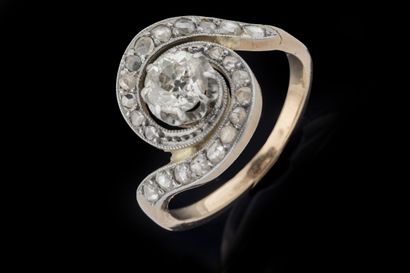 Bague tourbillon en or jaune (750 millièmes)...