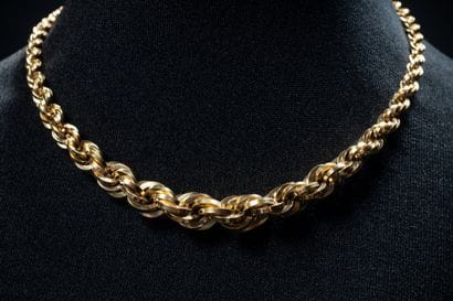 Stately twisted-link necklace in yellow gold...
