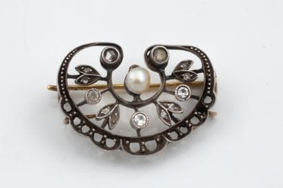 Broche forme demi lune festonnée en argent...
