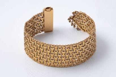 Wide yellow gold (750) belt-style bracelet....