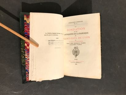LYON COLLECTION: 4 works, 5 volumes:
- CORROZET...