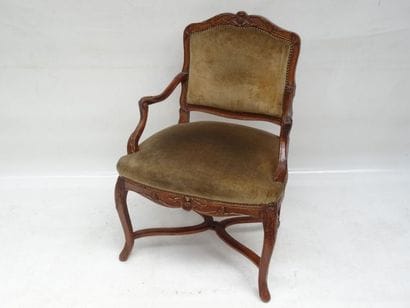 Fauteuil anciennement canné en bois naturel...