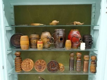 Lot d'une soixantaine de petits objets anciens...