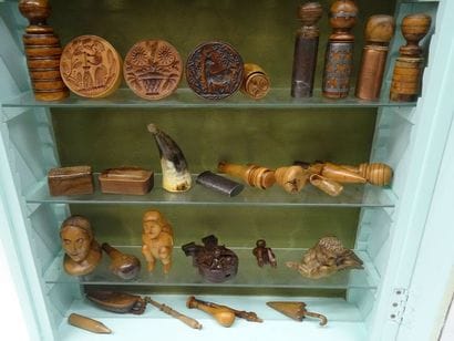 Lot d'une soixantaine de petits objets anciens...