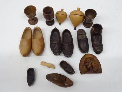 Lot d'une soixantaine de petits objets anciens...