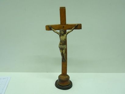 Christ en croix en bois naturel polychrome....
