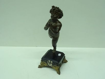 Angelot en bronze anciennement doré, les...