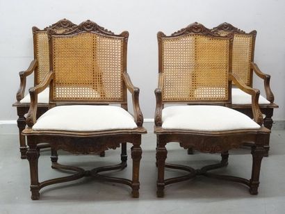 Suite de 4 fauteuils en bois mouluré et sculpté...