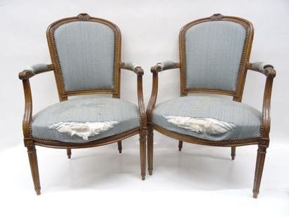 Paire de fauteuils en hêtre mouluré et sculpté...