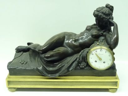 Pendule en bronze doré ornée d'une femme...