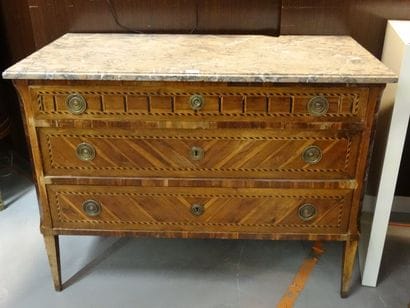 Commode Louis XVI en bois de placage, dessus...